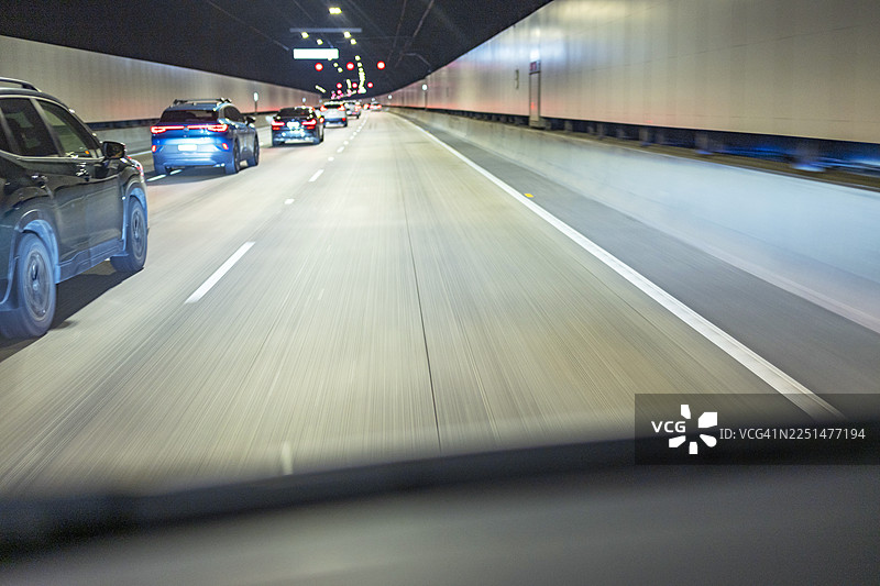 在地下公路隧道中驾驶图片素材