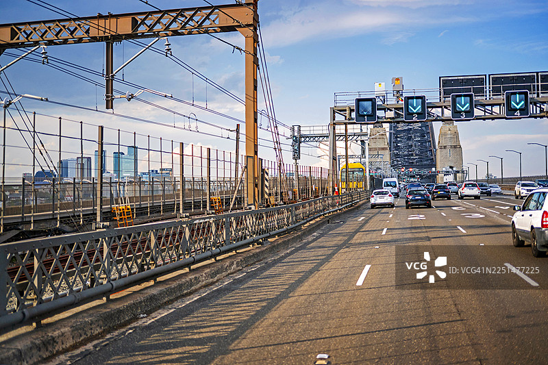 驾车驶过悉尼海港大桥图片素材