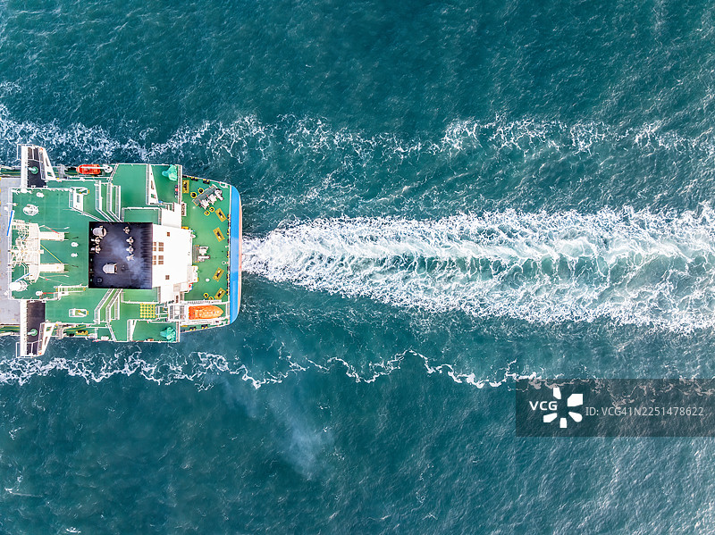 无人机航拍视角下的散货船尾部甲板图片素材
