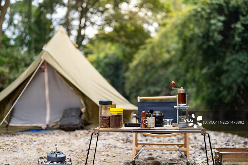 户外露营帐篷搭建及咖啡冲泡设备图片素材