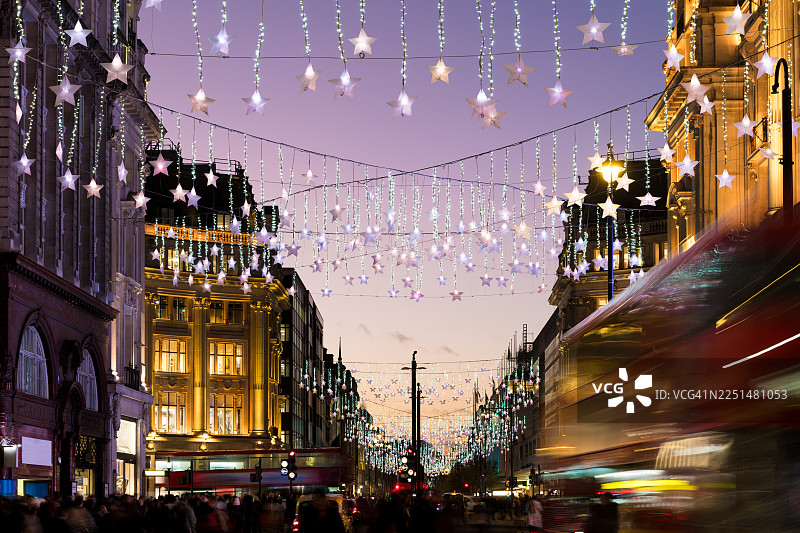 伦敦牛津街圣诞灯饰夜景，英国。图片素材
