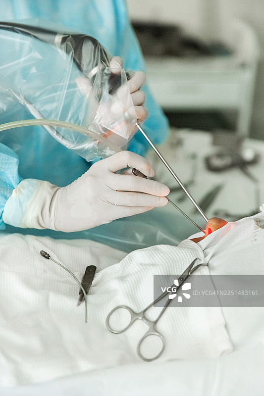 外科医生在手术室中使用无菌器械进行手术图片素材