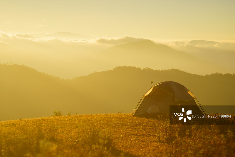 泰国北部日出时分的壮丽云雾山脉图片素材