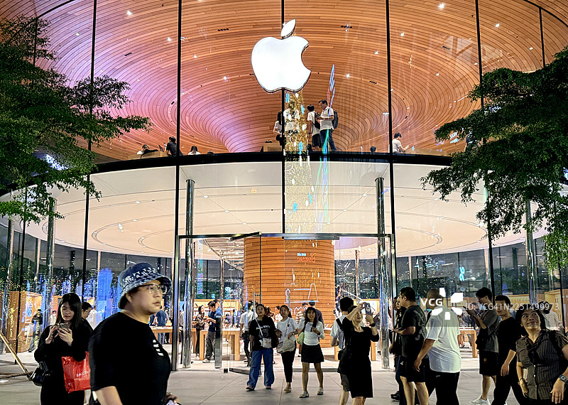 人们走过苹果专卖店图片素材