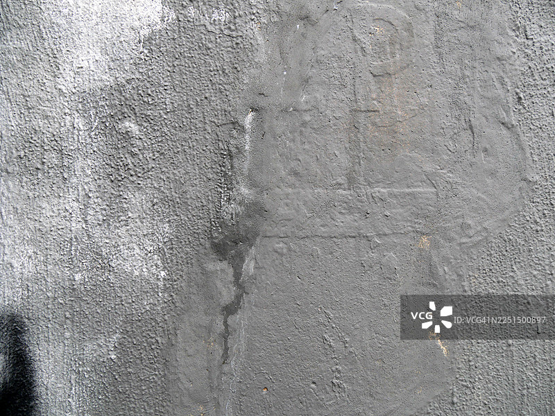 灰色、白色和黑色油漆的混凝土墙特写，有风化的痕迹。纹理粗糙。阳光。自然色彩。美国纽约市亨特斯角（长岛市）。图片素材