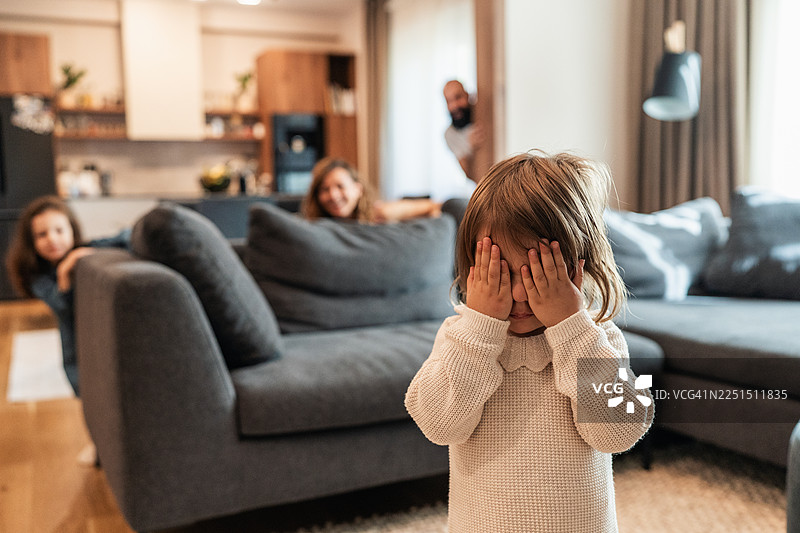 欢乐时光：一家人玩捉迷藏图片素材