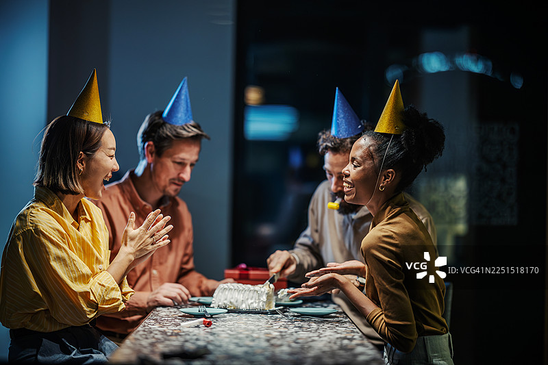 朋友们在庆祝生日派对，切蛋糕，玩得很开心图片素材