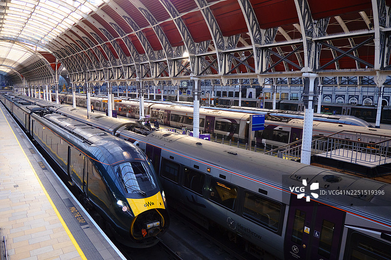 伦敦帕丁顿车站站台上的火车图片素材