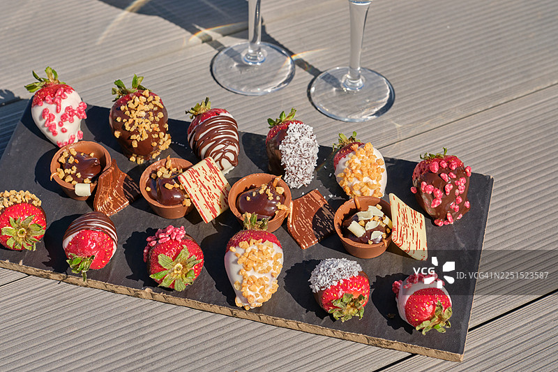 巧克力草莓配香槟杯盛于盘中图片素材