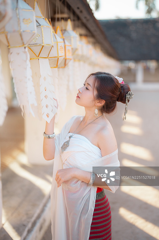 在泰国清迈参观兰纳寺时，女性身着传统兰纳服饰。图片素材