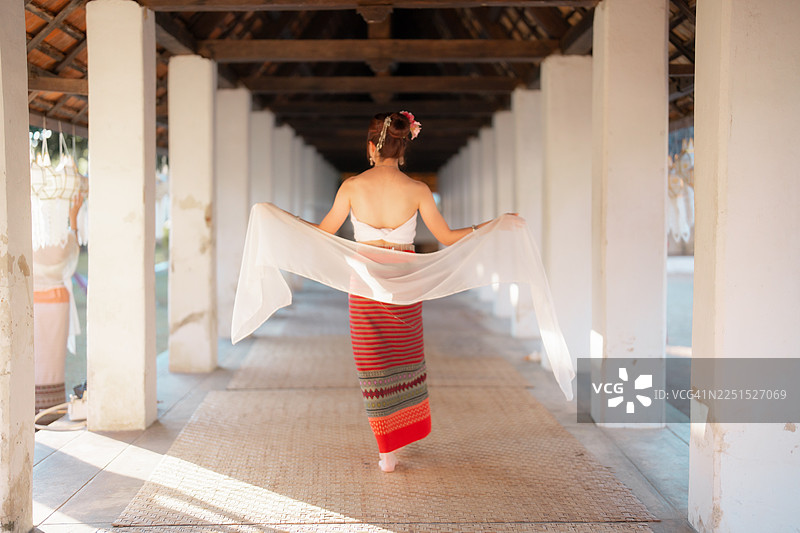 在泰国北部的清迈，年轻女子身着兰纳泰传统服饰在寺庙中旅行。图片素材