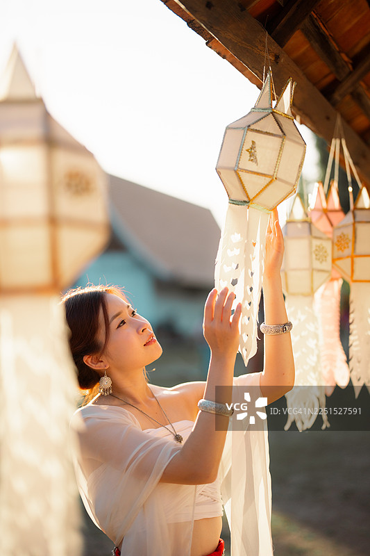 身着兰纳泰服的亚洲女性，在清迈的汪吞坤寺图片素材