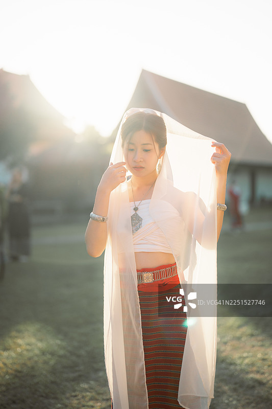 泰国清迈的蓝庙（Wat Ton Kwen）是一处亚洲旅游目的地，当地女性穿着兰纳传统服饰。图片素材