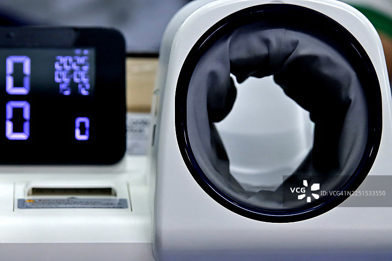 医疗诊断设备。血压计的特写镜头，已准备就绪，强调心脏病学和健康管理中的数值数据和自动化。图片素材