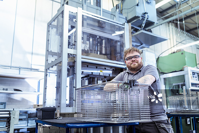 航空航天零部件工厂的钢铁操作员图片素材