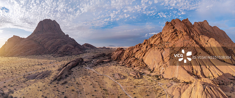 日落时分斯皮茨科普岩石景观的无人机全景视图图片素材