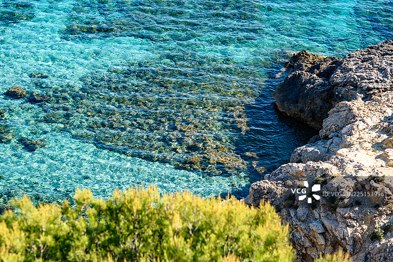 碧绿清澈的海水冲刷着岩石遍布的地中海海岸悬崖图片素材