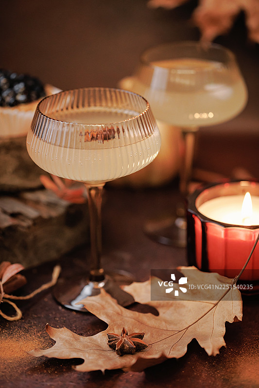 茴香与烛光下的秋季鸡尾酒图片素材
