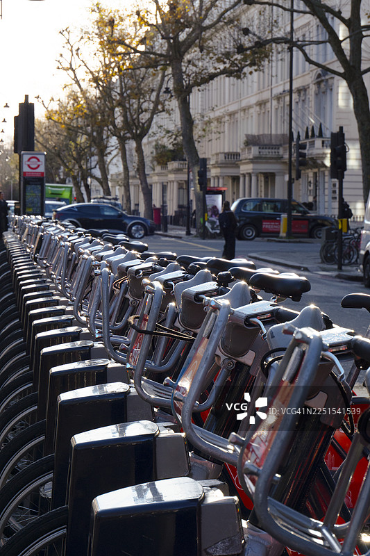 伦敦南肯辛顿码头上的共享单车图片素材