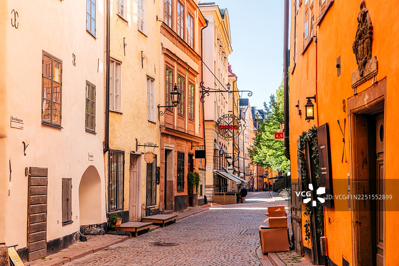 迷人的鹅卵石小巷，有商店和咖啡馆，位于瑞典斯德哥尔摩的老城区图片素材