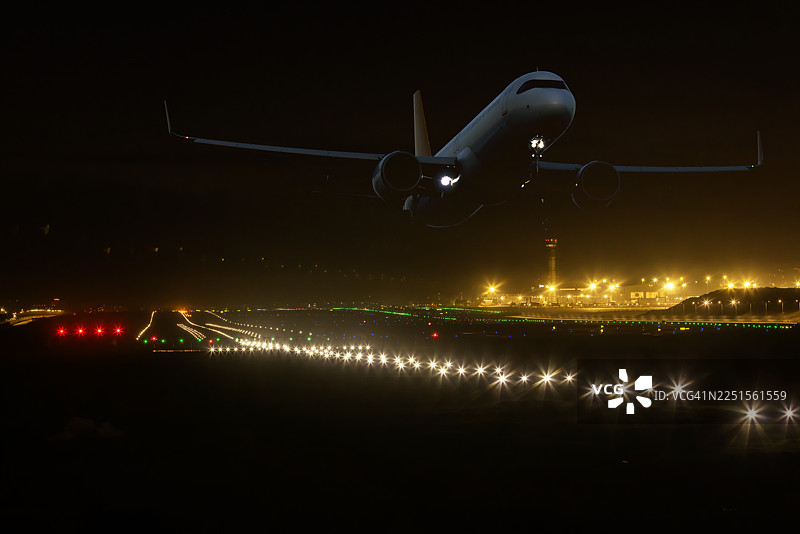 客机在日落时分起飞图片素材