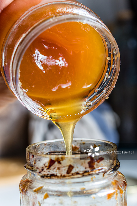 将大蒜末放入玻璃罐中加入蜂蜜进行发酵图片素材