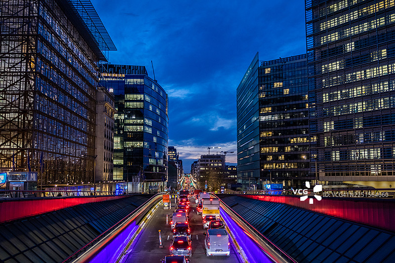 日落时分布鲁塞尔欧洲区法律街图片素材