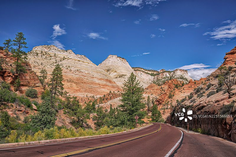 犹他州锡安国家公园9号公路沿途的道路和风景图片素材