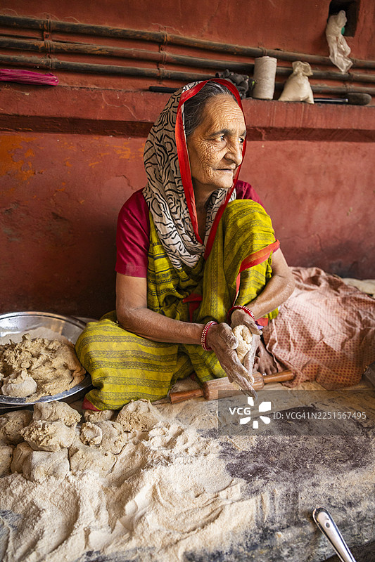 一位年长妇女在印度斋浦尔制作面团图片素材