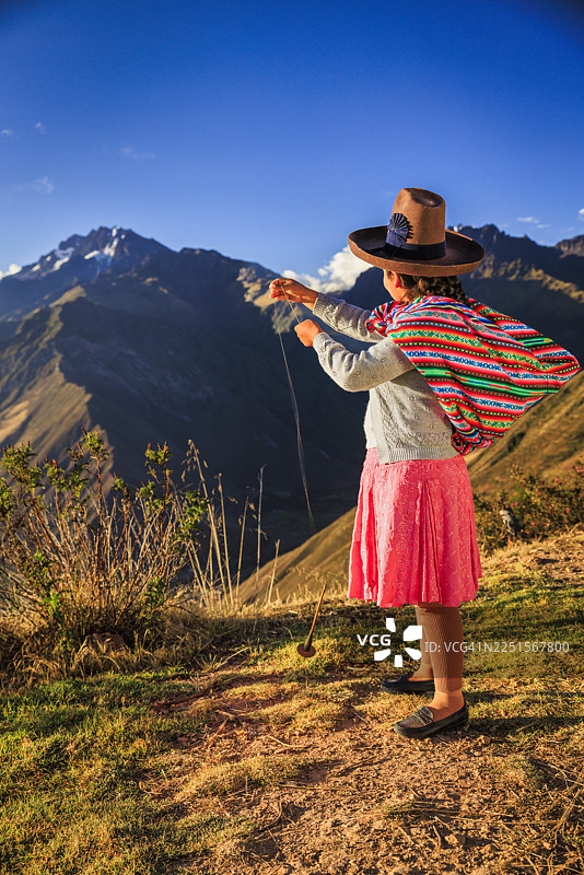 秘鲁妇女在圣谷手工纺羊毛图片素材