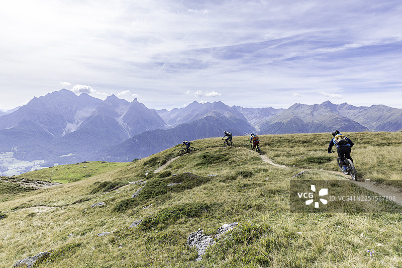 男性山地车手在风景如画的恩加丁小径上骑行。图片素材