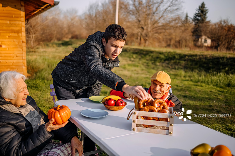 老人们在山间小屋前共度户外时光图片素材