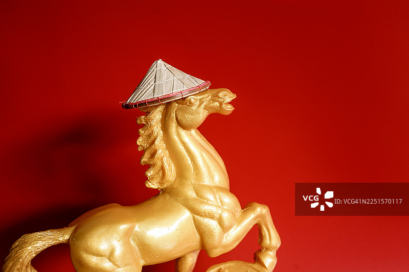 金色石马雕像，头戴越南斗笠图片素材