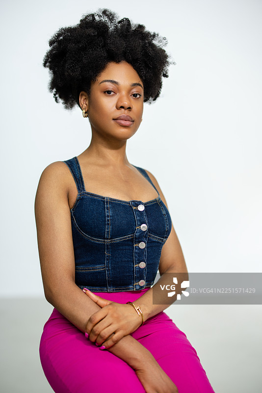 自信地摆出姿势的非洲裔美国女性，背景为白色图片素材