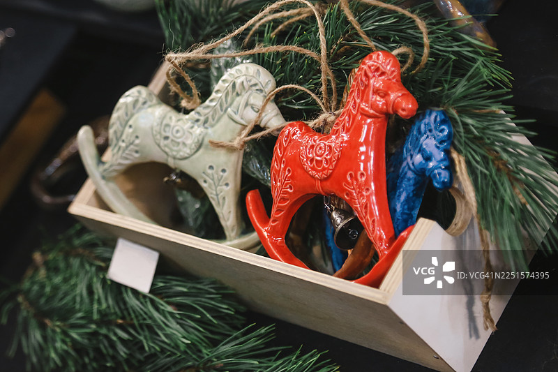 彩色陶瓷摇马玩具套装，装在木盒里，准备在当地圣诞市场出售图片素材