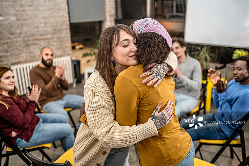 多元化的女性在团体治疗中拥抱图片素材