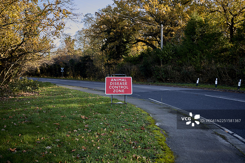 2025年11月30日，英国萨福克郡埃尔韦登——由于近期该地区爆发禽流感（高致病性禽流感H5N1），路边竖立着一个标有“动物疫病控制区”的警示牌。图片素材