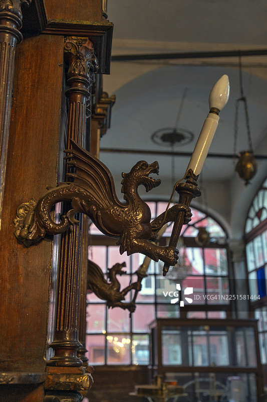 神话哨兵：位于土耳其伊斯坦布尔卡拉科伊的东正教圣母教堂内的龙形壁灯图片素材