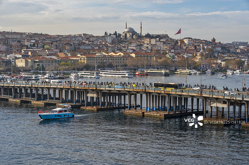 土耳其伊斯坦布尔的尤卡帕尼大桥：渔民活动与法提赫的信仰图片素材