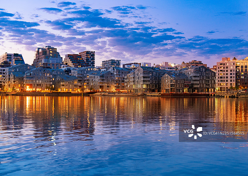 夏季日落时奥斯陆比斯佩维卡海滨的现代住宅区图片素材