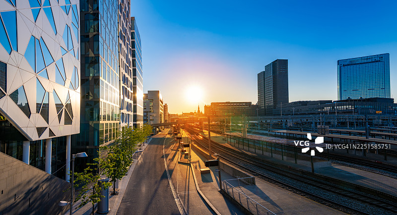 奥斯陆挪威，巴科德街区和铁路上的日落图片素材