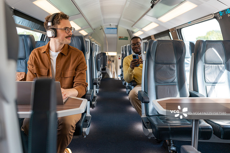 两位男士在火车上通勤图片素材