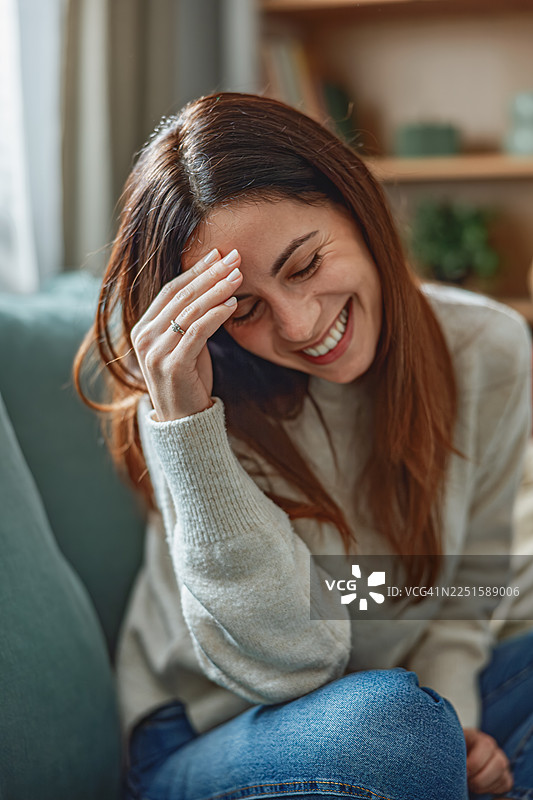 年轻女子在家中腹痛和胃痛图片素材