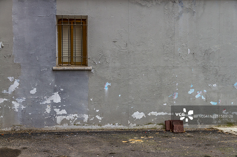 破损墙壁上的窗户图片素材