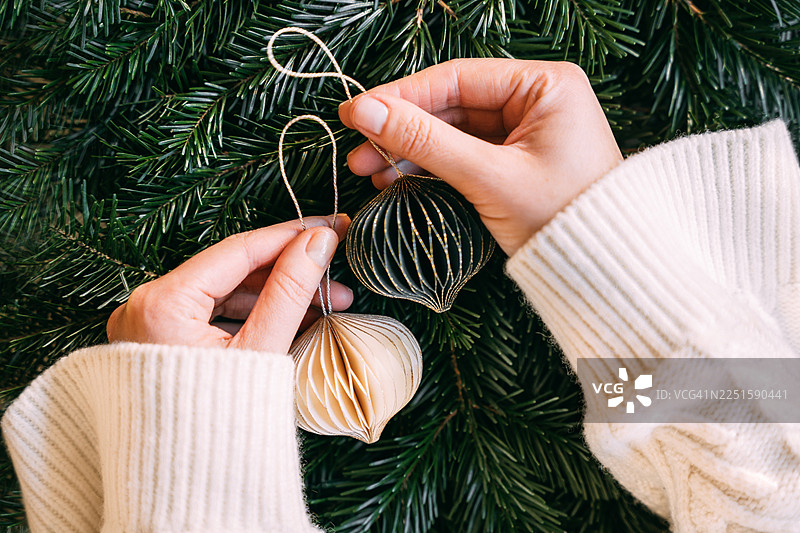 松绿色和云舞者色调的常青圣诞装饰图片素材