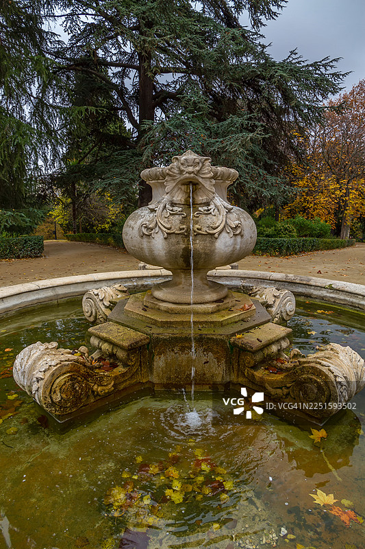 马德里贝罗水源公园（Quinta de la Fuente del Berro）的装饰性喷泉图片素材