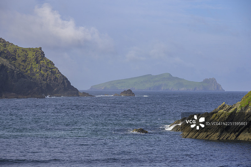 从克洛赫海滩望去，可以看到伊尼什图斯克特岛（睡着的巨人），巴利弗里特，凯里，爱尔兰图片素材