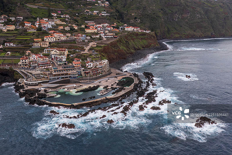 鸟瞰图，天然泳池，火山岩中的天然泳池，熔岩池，天然池塘，岩石海岸，沐浴区，马德拉波尔图莫尼什图片素材