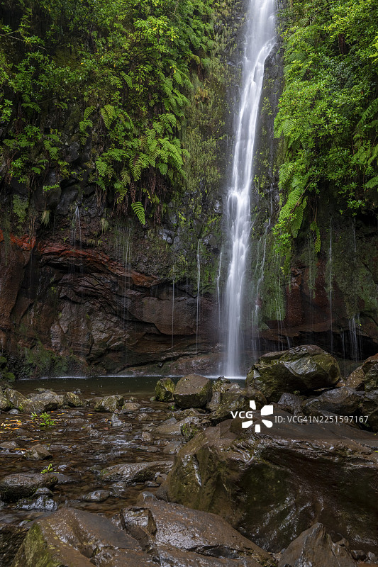 25泉瀑布，25道泉水，PR6徒步小径，25泉莱瓦达，月桂林，拉巴萨尔自然保护区，马德拉，葡萄牙图片素材