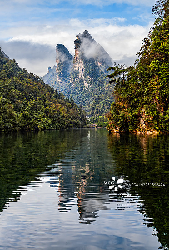 中国湖南省张家界国家森林公园附近的武陵源风景区的宝峰湖图片素材